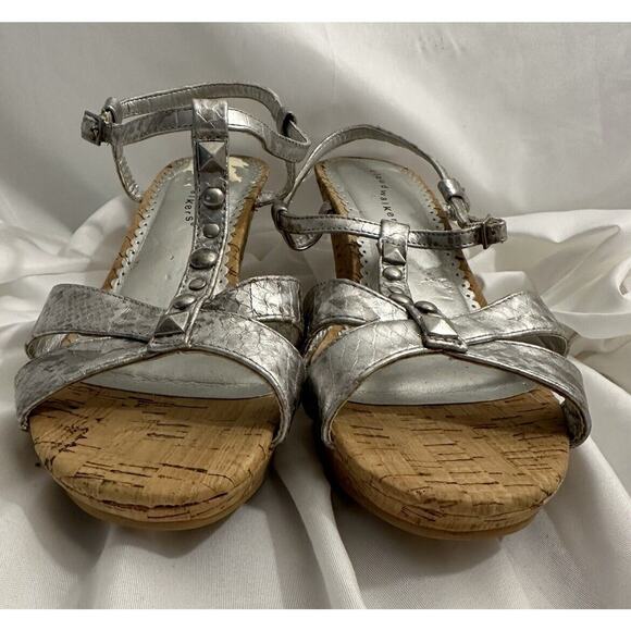 Cloud Walkers Willow Silver Sandal Open Toe Wedge Ankle Strap Studs Cork Heel 9W - Picture 3 of 5